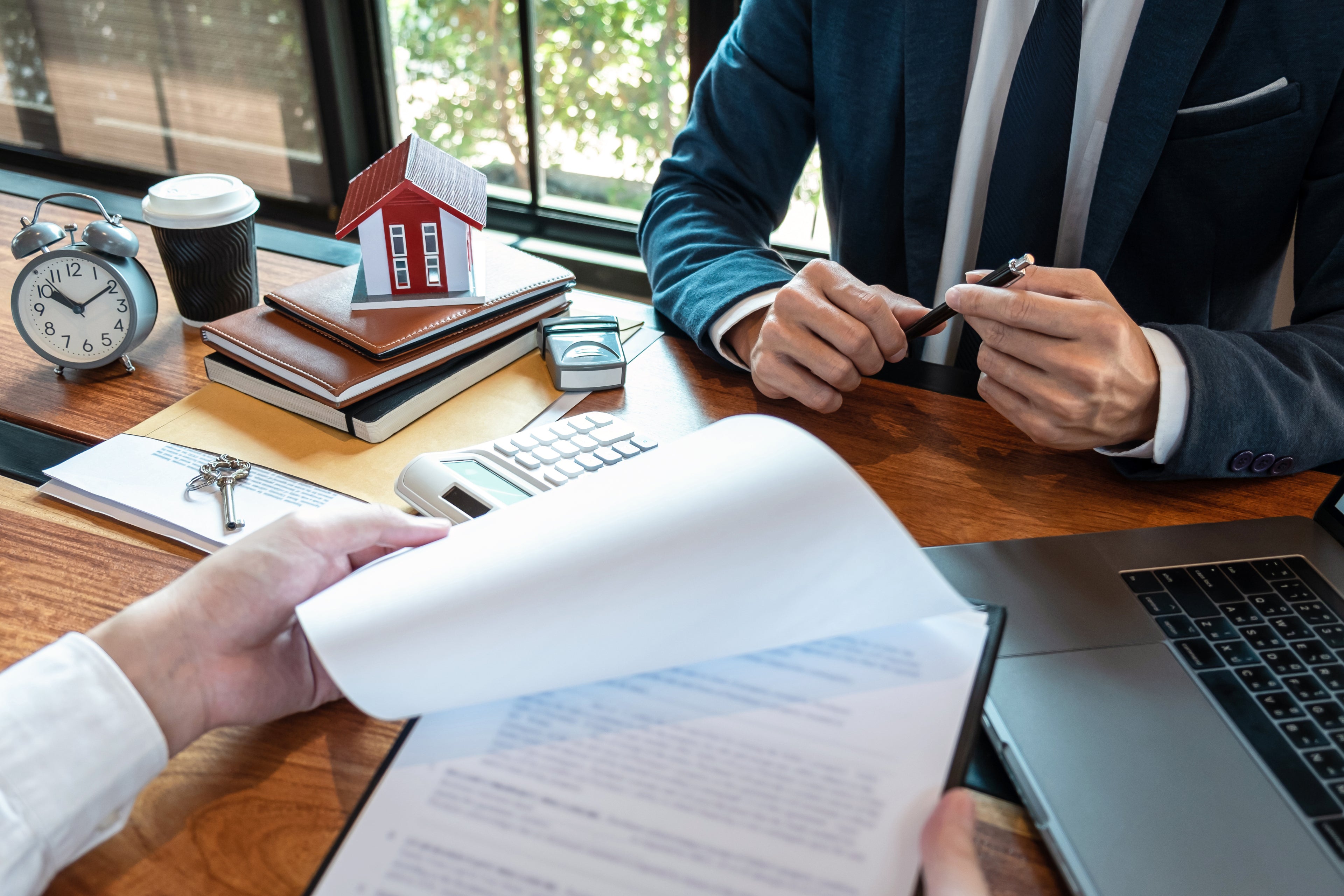 abogado y cliente firmando contato